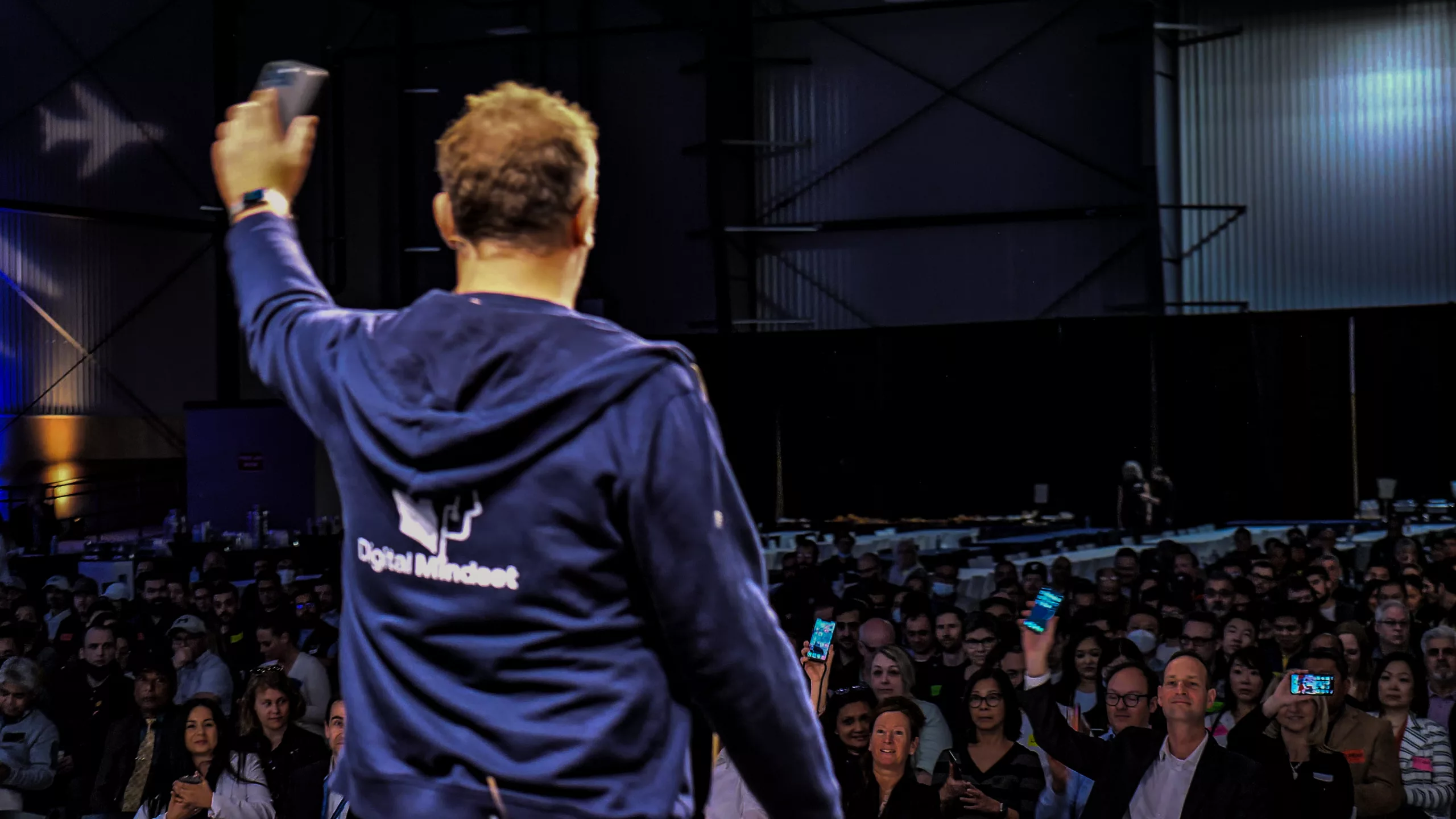 Christian macht seinen Handyzaubertrick vor 800 Workshopteilnehmenden in Vancouver
