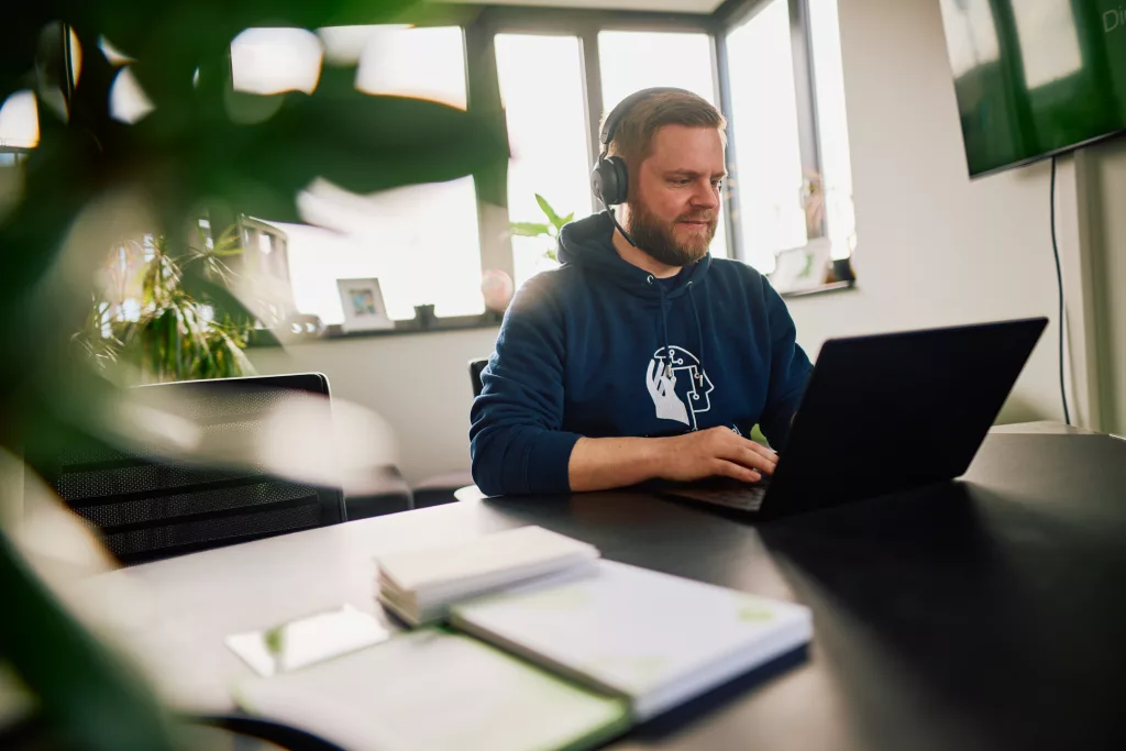Benjamin Tasche arbeitet am Laptop
