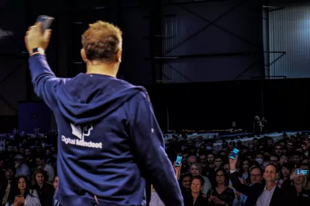 Christian macht seinen Handyzaubertrick vor 800 Workshopteilnehmenden in Vancouver